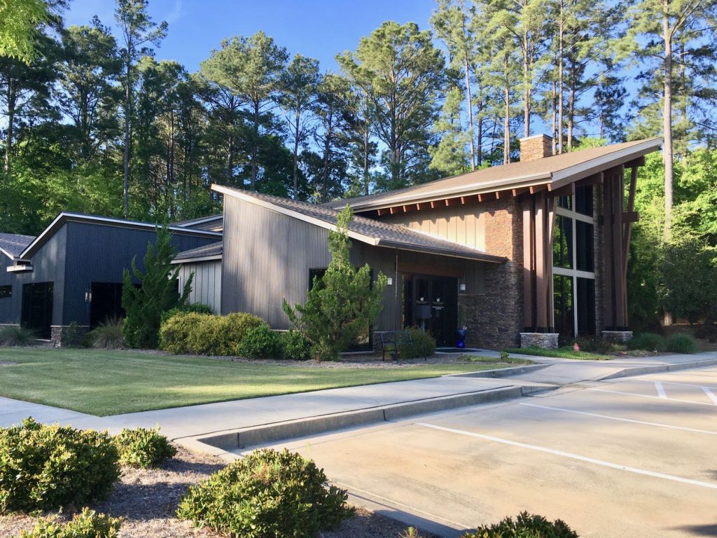 Exterior view of Braelinn Village Family Dentistry office building in Peachtree City, GA.