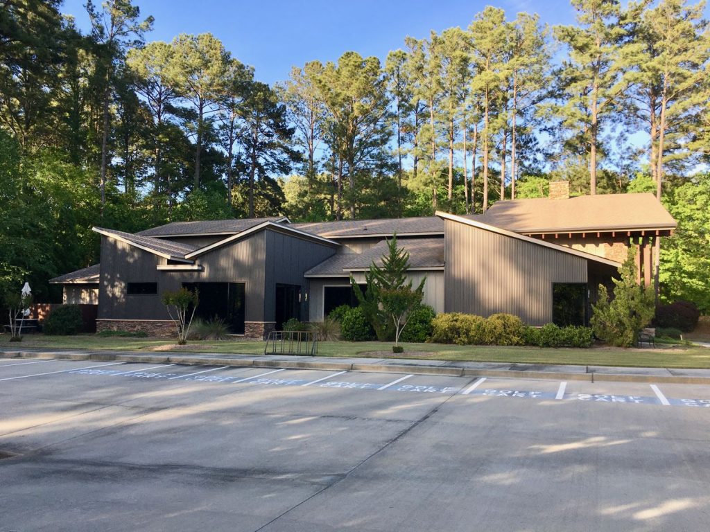Exterior view of Braelinn Village Family Dentistry office building in Peachtree City, GA.