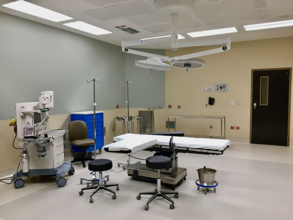 Interior view of procedure room in Resurgens Orthopaedics Fayette Surgery Center in Fayetteville, GA.