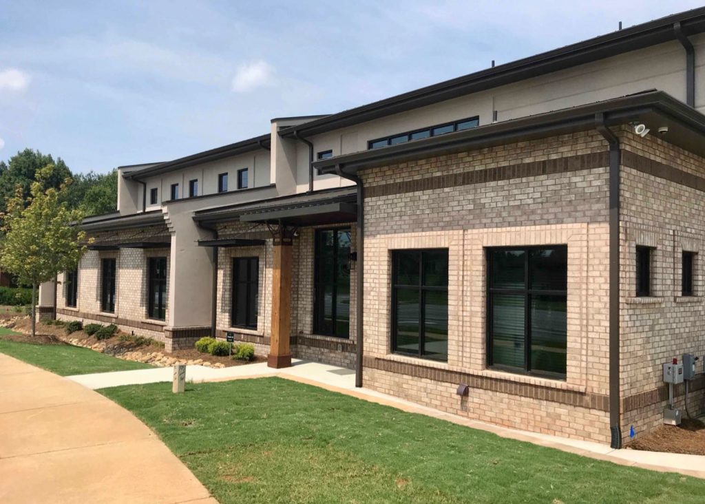 View of exterior brick building for Pinnacle Endodontics in Roswell, GA.